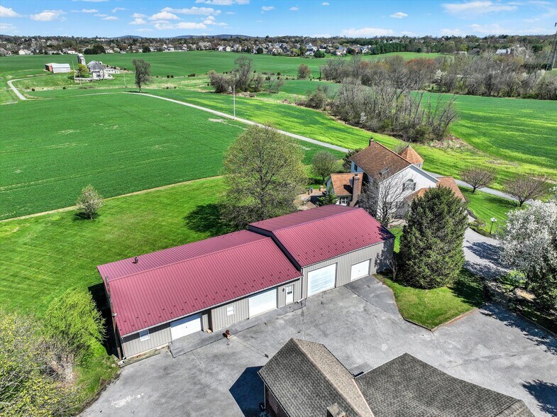 More Photos Of 2553 Roosevelt Ave, York Flex For Sale