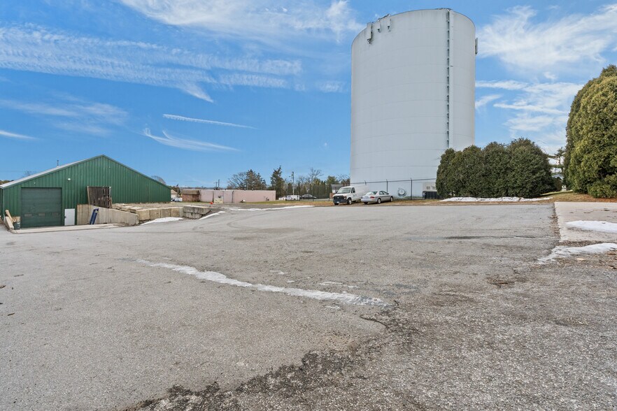 More Photos Of 1960 E Main Rd, Portsmouth Freestanding For Sale