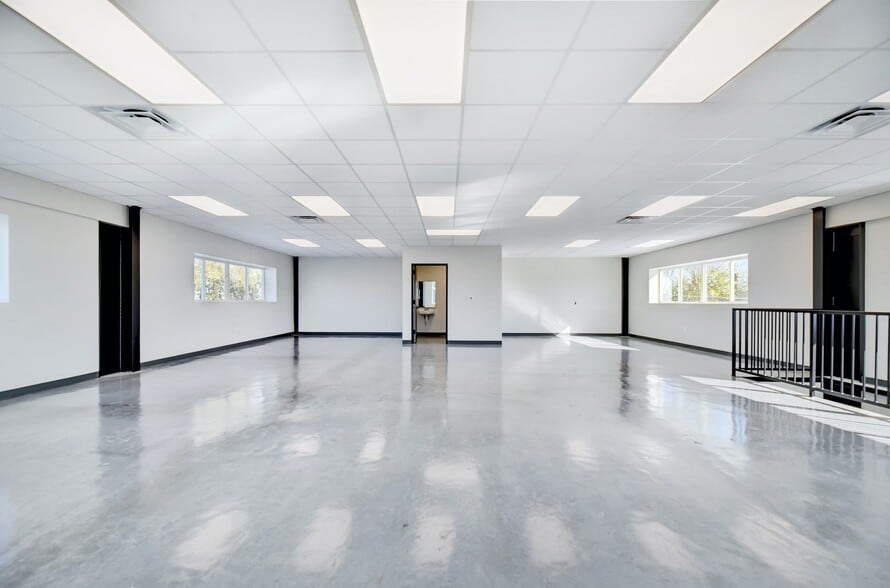 More Photos Of 11215 Conroy Ln, Austin Showroom For Lease