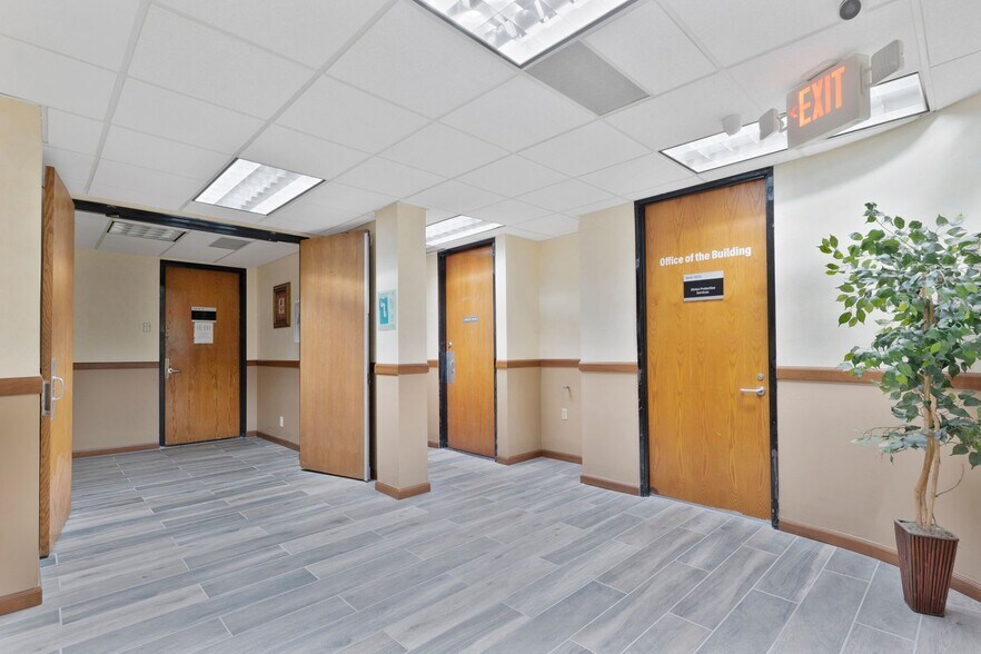 More Photos Of 14546 Hamlin St, Van Nuys Office For Sale