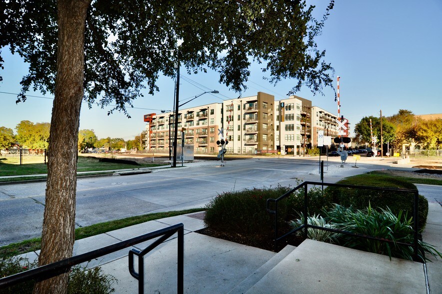 More Photos Of 2235 E 6th St, Austin Apartments For Lease