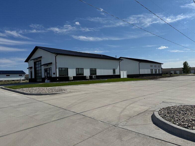 More Photos Of 2955 Thunder, Fargo Warehouse For Sale