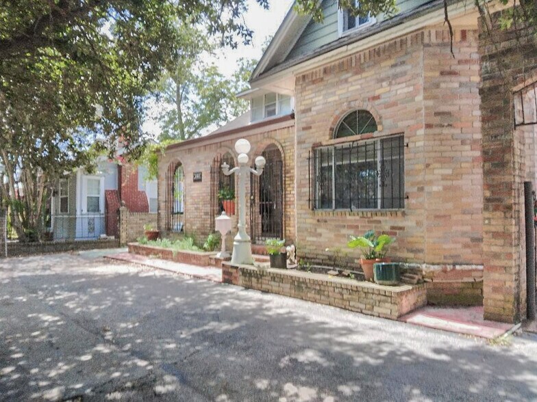 More Photos Of 1333-1335 Yale St, Houston General Retail For Sale