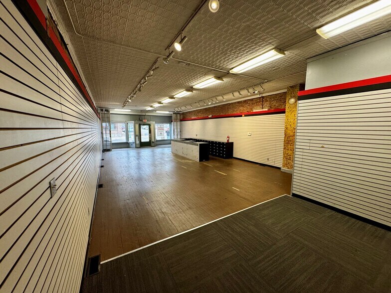 More Photos Of 900 Westport Rd, Kansas City Storefront Retail Office For Lease
