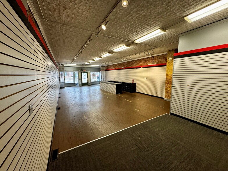 More Photos Of 900 Westport Rd, Kansas City Storefront Retail Office For Lease