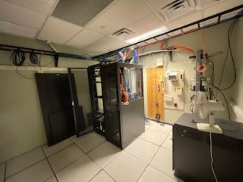 More Photos Of 121 W Lincoln Hwy, Dekalb Office For Sale