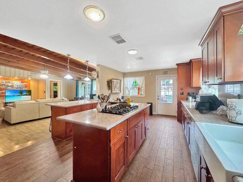 More Photos Of 7736 Sugar Dr, Huntington Beach Apartments For Sale