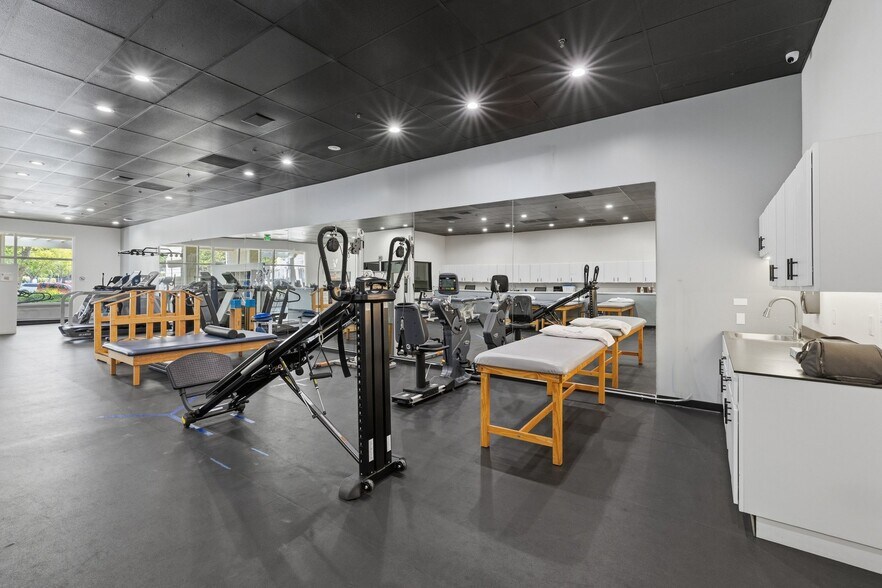 More Photos Of 1145 Lindero Canyon Rd, Westlake Village Freestanding For Lease