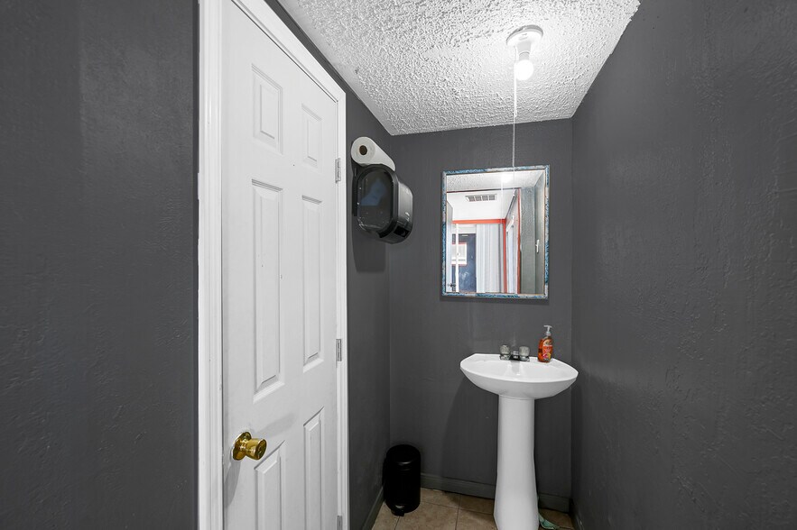 More Photos Of 1517 Spencer Highway, La Porte Auto Repair For Sale