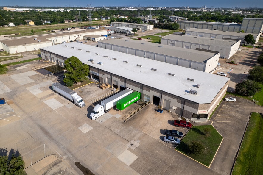 More Photos Of 6546 Petropark Dr, Houston Warehouse For Lease