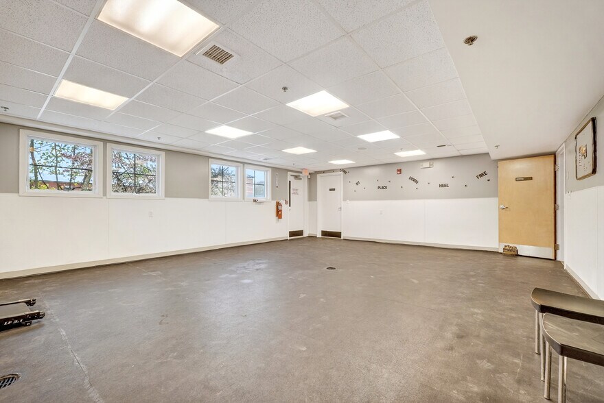 More Photos Of 140 Summer St, Holliston Veterinarian Kennel For Sale
