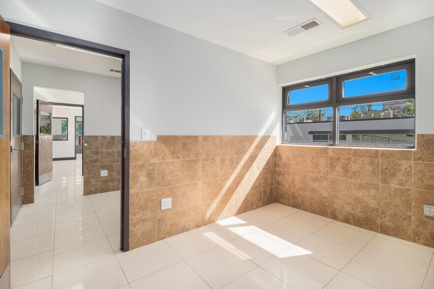 More Photos Of 324 E Paces Ferry Rd NE, Atlanta Storefront Retail Office For Lease