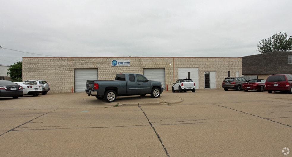 More Photos Of 2454 NW Dallas St, Grand Prairie Light Distribution For Sale