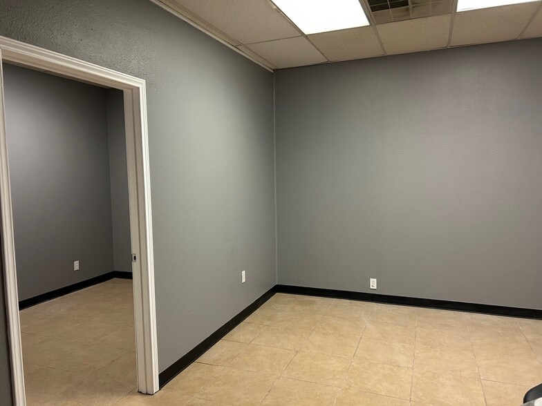 More Photos Of 2529 Merrell Rd, Dallas Light Distribution For Lease