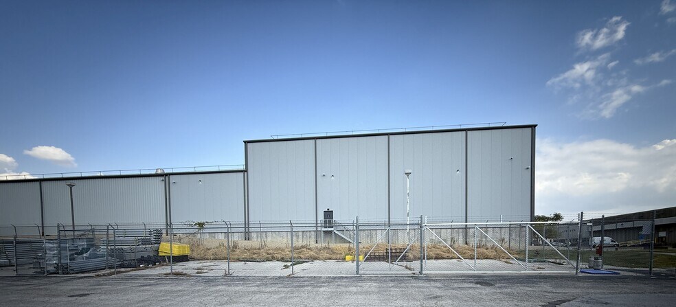 More Photos Of 937 E 53rd St, Davenport Warehouse For Lease