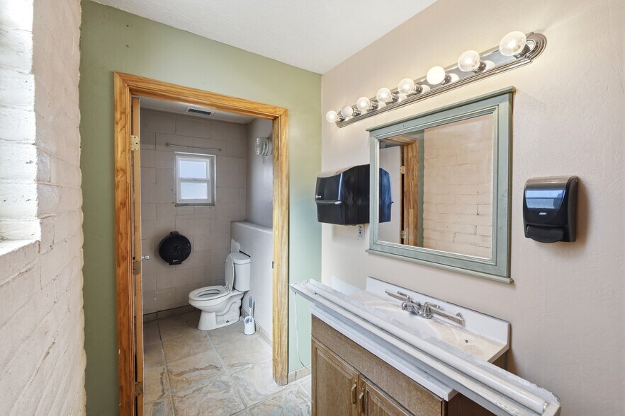 More Photos Of 606 Romero St, Belen Flex For Sale