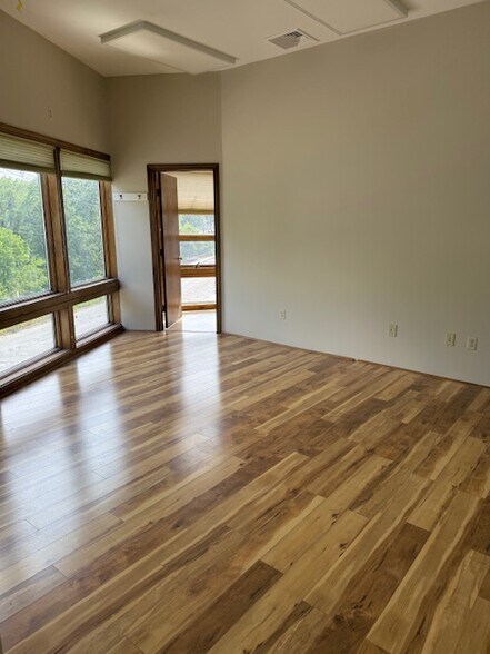 More Photos Of 21 Mohawk Trl, Greenfield Unknown For Lease