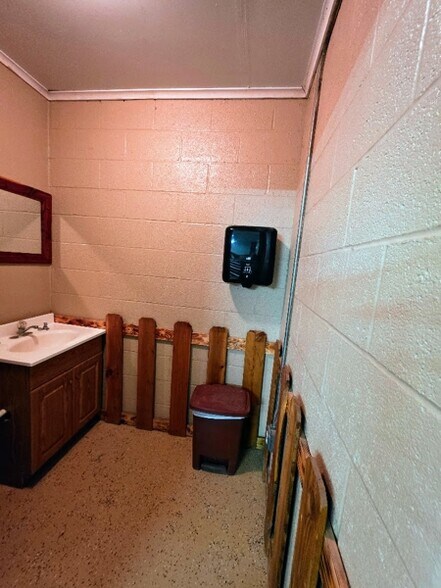 More Photos Of 116 Broadway St, Mertzon General Retail For Sale