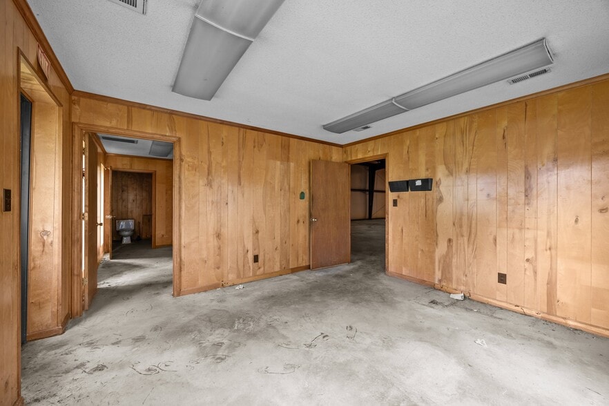 More Photos Of 808 E Parker St, Graham Industrial For Sale