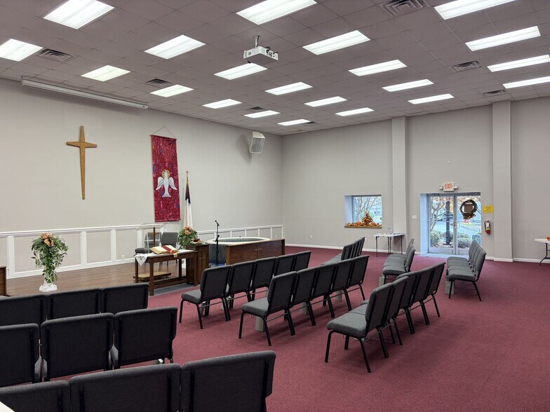 More Photos Of 5654 Carolina Beach Rd, Wilmington Showroom For Sale