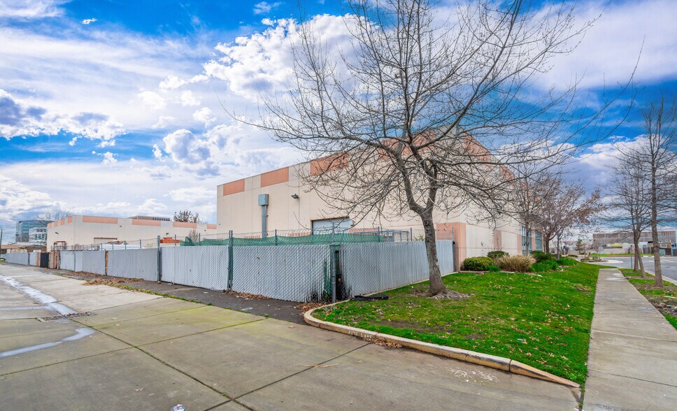 More Photos Of 1030 N D St, Sacramento Light Manufacturing For Sale