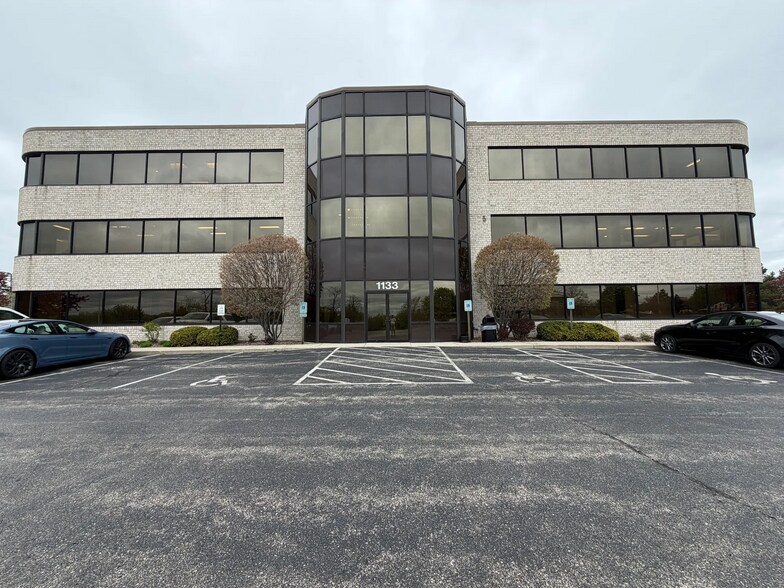 More Photos Of 1133 Quail Ct, Pewaukee Office For Lease