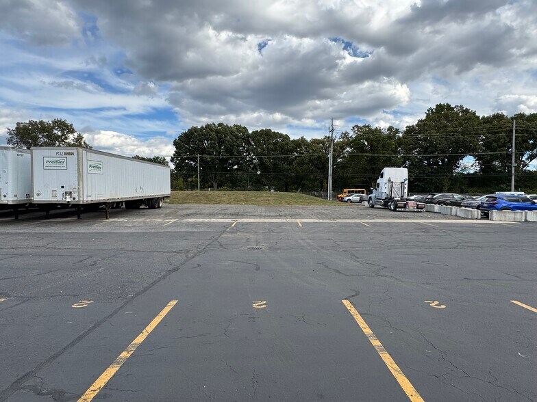 More Photos Of 525 Main St, Belleville Distribution For Lease