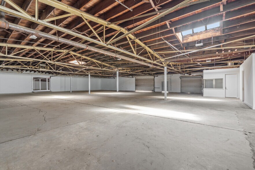 More Photos Of 5611 Clinton Dr, Houston Warehouse For Lease