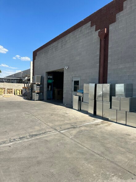 More Photos Of 7611 N 74th Ave, Glendale Warehouse For Lease