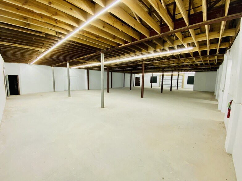 More Photos Of 1115 N Bowie St, Seguin Flex For Lease