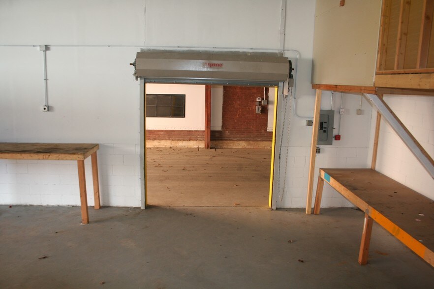 More Photos Of 210-211 Cottage St, Poughkeepsie Warehouse For Lease