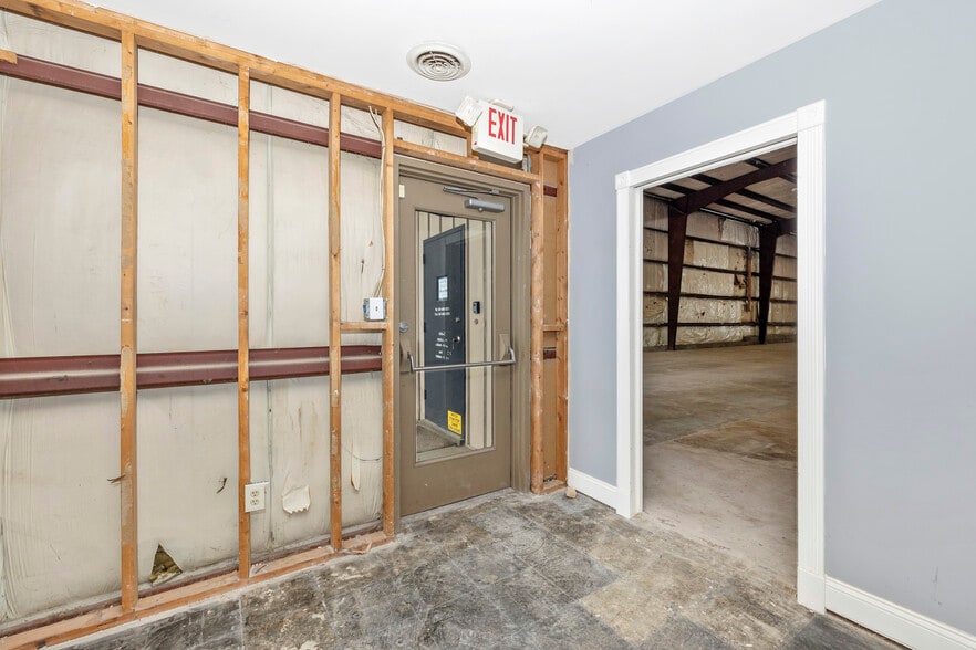 More Photos Of 329 E 2nd St, Frederick Warehouse For Lease