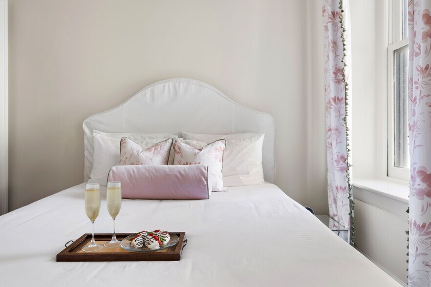 More Photos Of 21 Broad St, Charleston Storefront Retail Residential For Sale