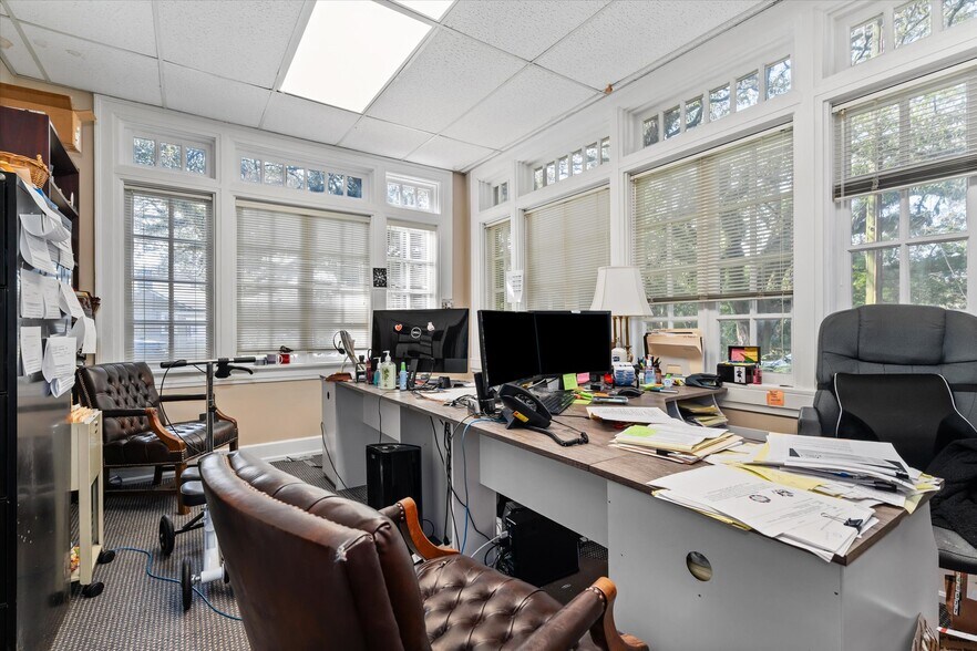More Photos Of 1911 Government St, Mobile Office For Sale