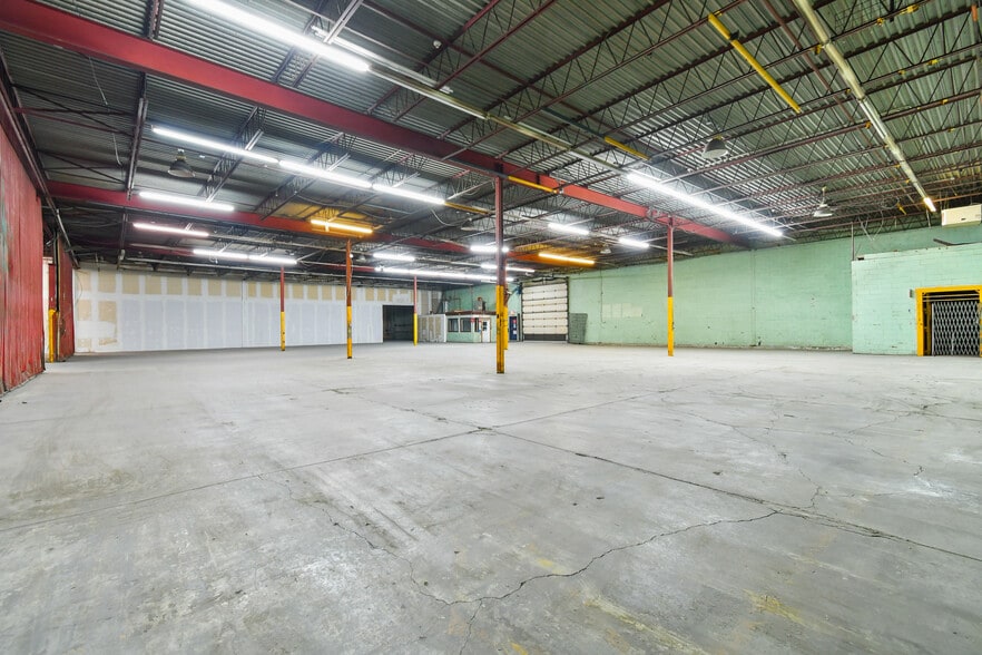 More Photos Of 215 Av Marien, Montréal Industrial For Sale