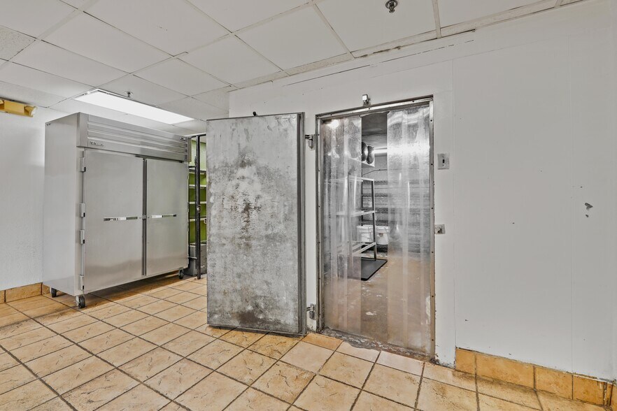 More Photos Of 6915 Spencer Hwy, Pasadena Restaurant For Lease