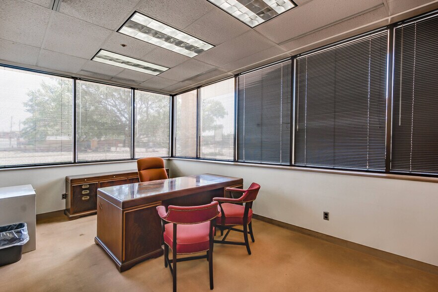 More Photos Of 300 W 6th St, Borger Office For Lease