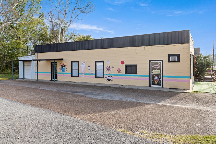 More Photos Of 201 E Bluff St, Woodville Restaurant For Sale
