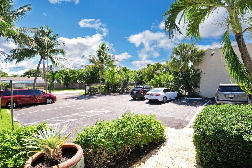 More Photos Of 4351 NE 12th Ter, Oakland Park Restaurant For Lease