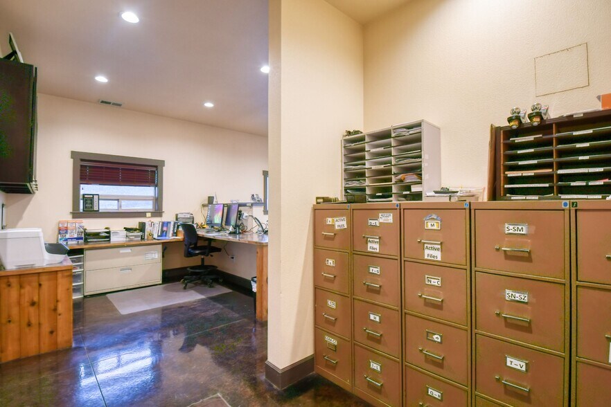 More Photos Of 818 Airport Rd, Pendleton Showroom For Sale