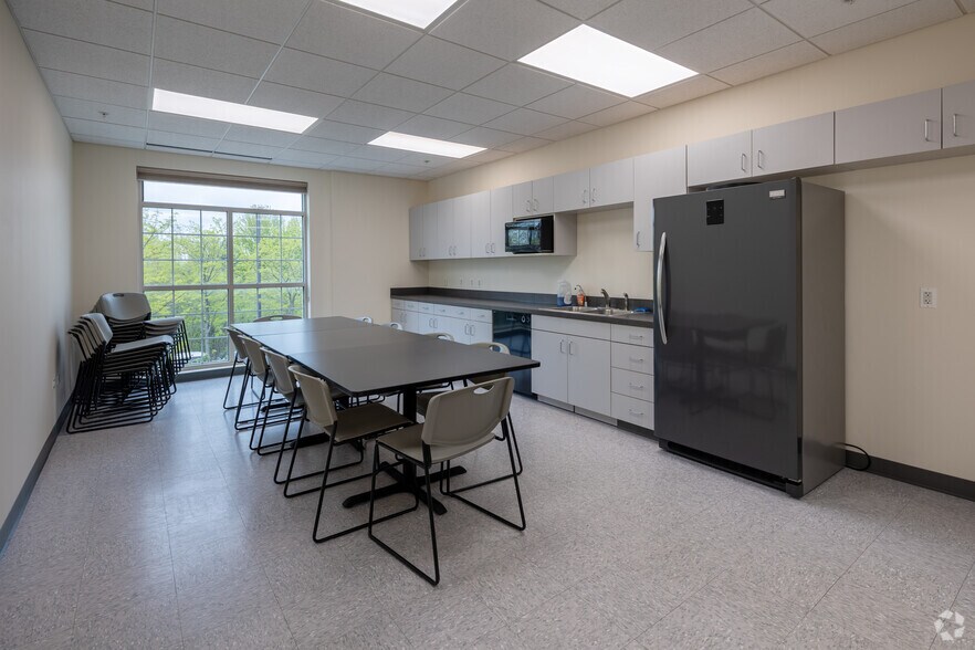 More Photos Of 265 Exchange Dr, Crystal Lake Office For Sale