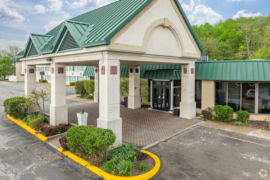 Primary Photo Of 7195 Eastwood Dr, Beaver Falls Hotel For Sale
