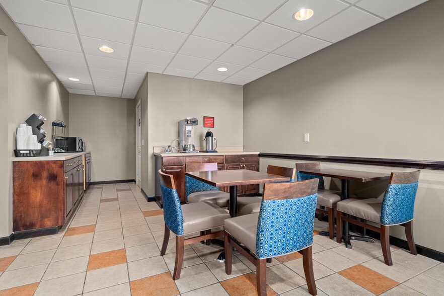 More Photos Of 240 Mitchelle Dr, Hendersonville Hotel For Sale