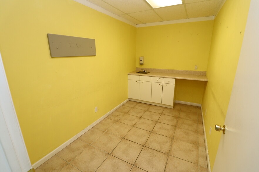 More Photos Of 6731-6755 Sunset Strip, Sunrise Unknown For Lease