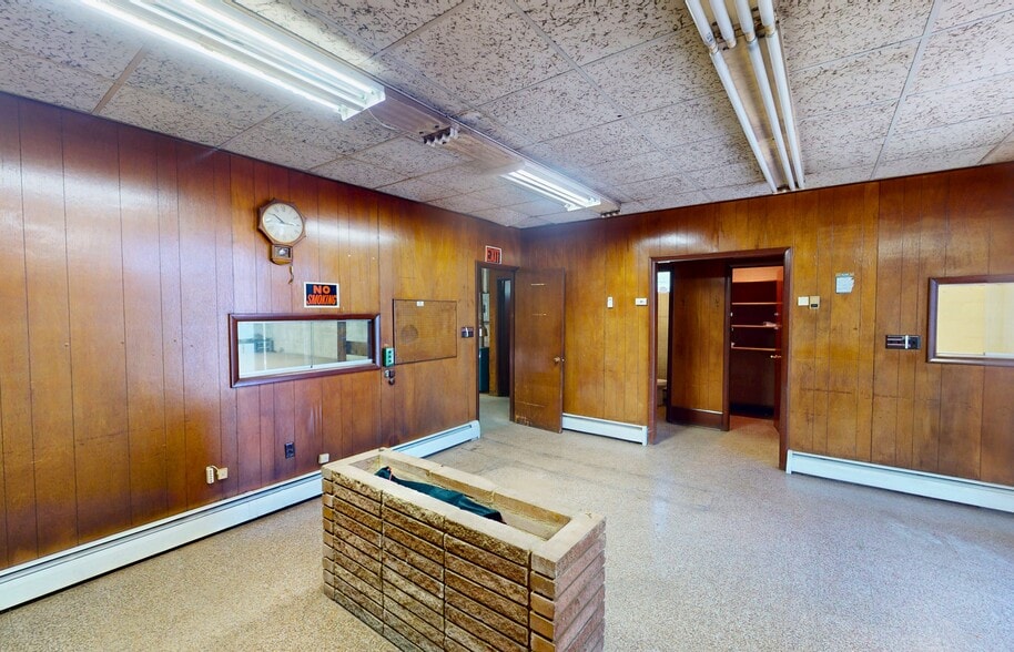 More Photos Of 202 2nd St NE, Roanoke Light Manufacturing For Lease