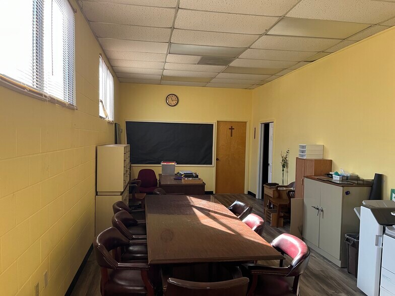 More Photos Of 6612 Arlington Expy, Jacksonville Schools For Lease