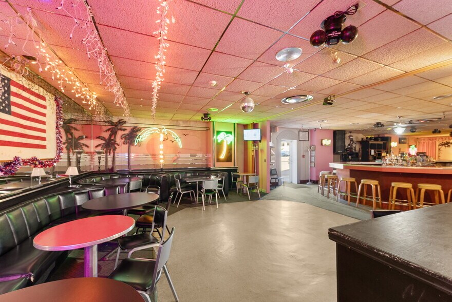 More Photos Of 36 W 4th St, Dubuque Hotel For Sale