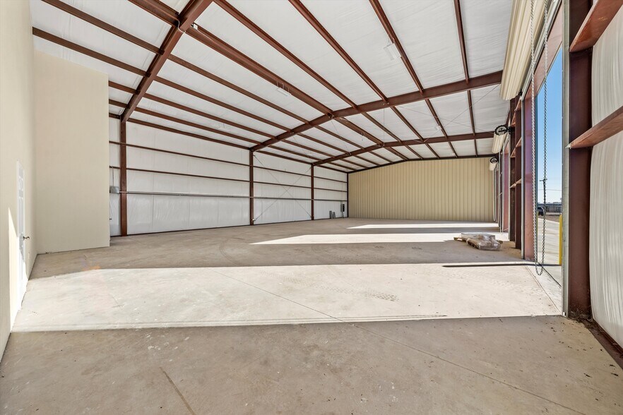 More Photos Of 5340 Old Dallas Rd, Elm Mott Warehouse For Lease