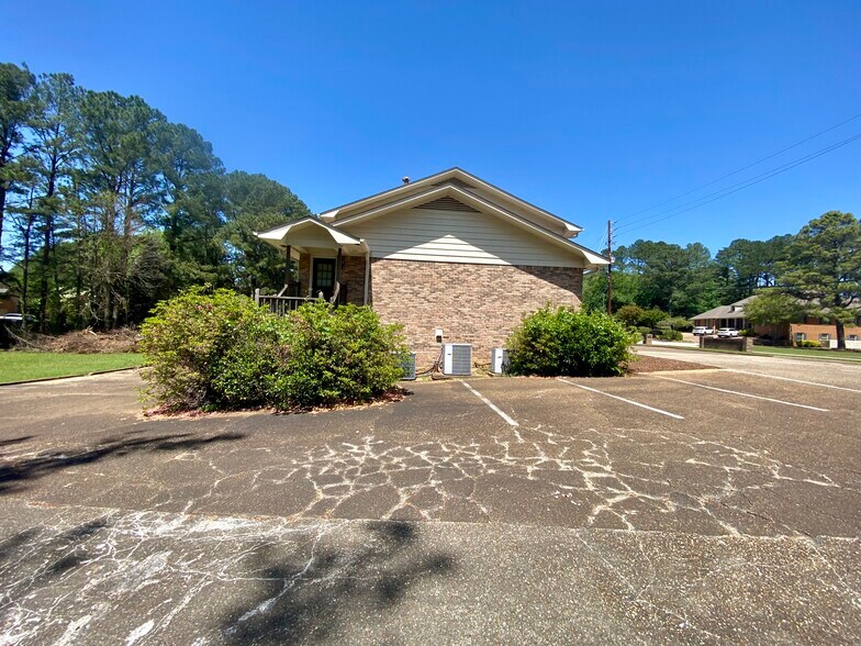 More Photos Of 1900 Indian Lake Dr, Birmingham Office For Sale
