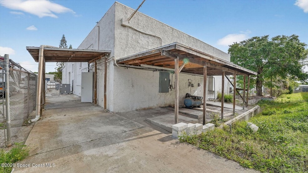 More Photos Of 711 E Seminole Ave, Melbourne Warehouse For Lease